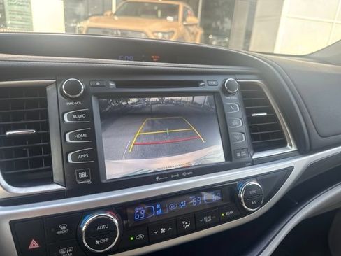 Used 2019 Toyota Highlander Limited AWD/4WD image 3