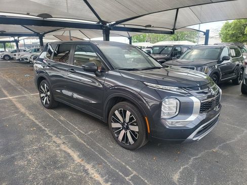 Used 2025 Mitsubishi Outlander SE image 4