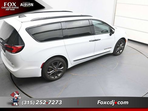 Used 2023 Chrysler Pacifica Touring-L w/ Road Tripper Package AWD/4WD image 33