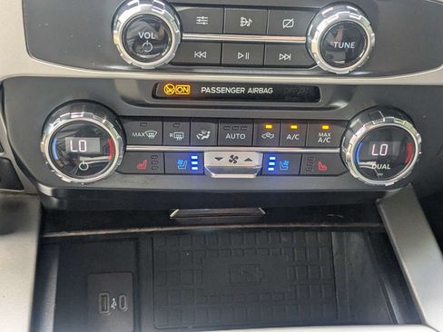 Used 2022 Ford F250 Lariat w/ Lariat Ultimate Package AWD/4WD image 23