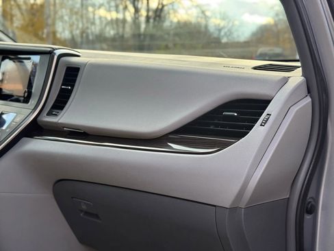 Used 2016 Toyota Sienna Limited image 37