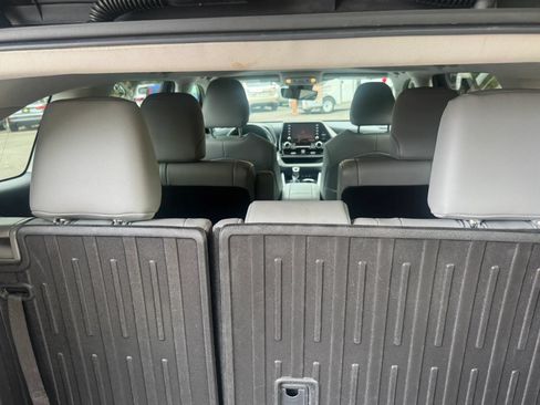 Used 2020 Toyota Highlander XLE FWD image 20