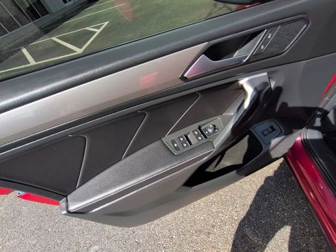 Used 2024 Volkswagen Tiguan SE w/ Panoramic Sunroof Package image 14