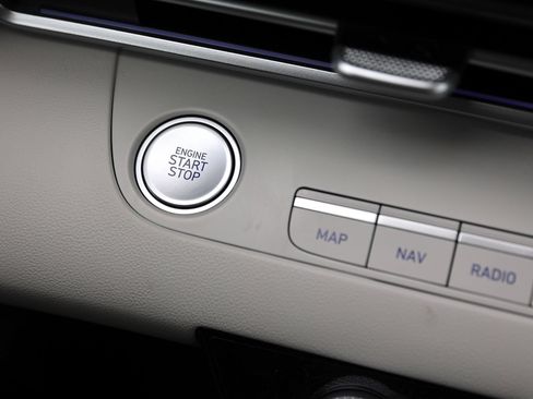 Certified 2025 Hyundai Elantra Limited FWD image 32