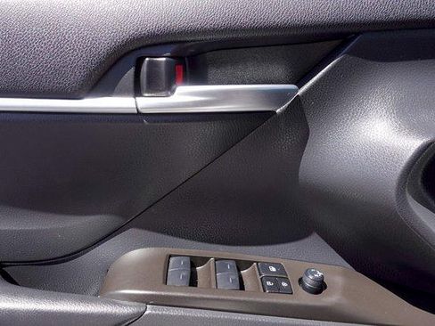 Used 2023 Toyota Camry SE FWD image 11