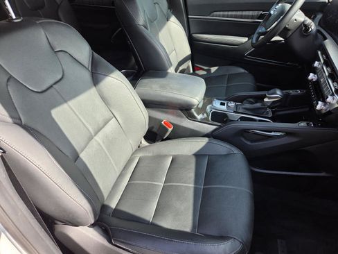 Used 2025 Kia Telluride SX w/ SX Captain's Chair Package FWD image 10