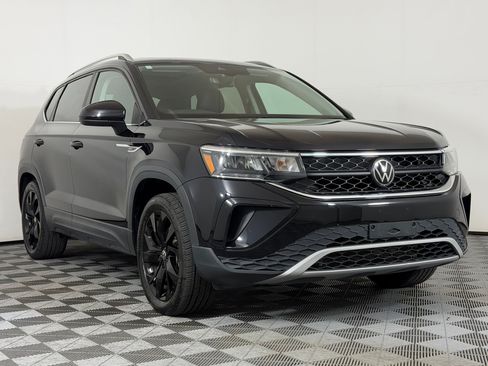 Used 2023 Volkswagen Taos SE w/ Panoramic Sunroof Package AWD/4WD image 7