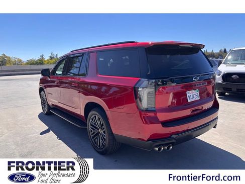 Used 2025 Chevrolet Suburban RST w/ RST Capability Package AWD/4WD image 4