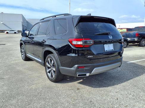 Used 2025 Honda Pilot Touring image 3