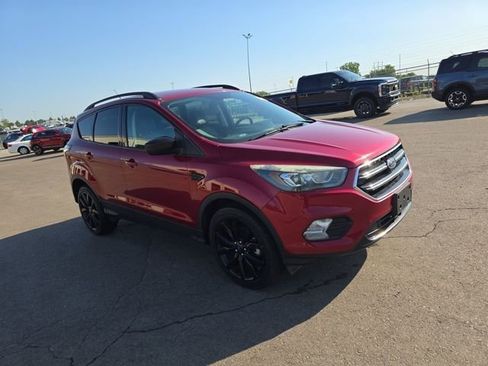 Used 2017 Ford Escape SE w/ Equipment Group 201A image 3