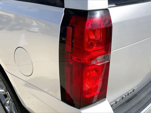 Used 2018 Chevrolet Tahoe Premier AWD/4WD image 28