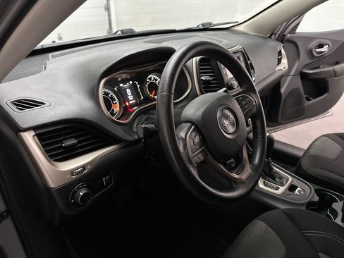 Used 2015 Jeep Cherokee Sport image 15