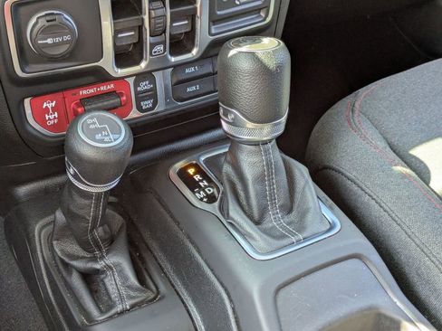 Used 2025 Jeep Wrangler Unlimited Rubicon AWD/4WD image 24