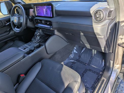 Used 2024 Toyota Land Cruiser image 27