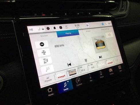 Used 2023 Jeep Grand Cherokee Limited w/ Black Appearance Package image 21