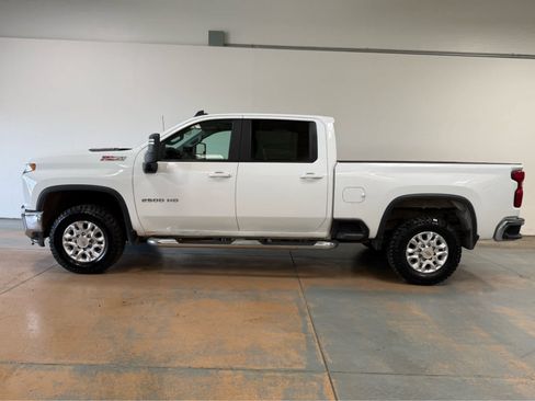 Used 2021 Chevrolet Silverado 2500 LT w/ Z71 Off-Road Package AWD/4WD image 2