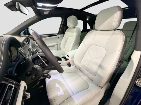 New 2026 Porsche Macan AWD/4WD image 5