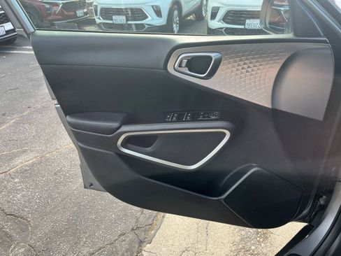 Used 2025 Kia Soul LX w/ LX Technology Package image 18