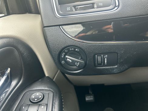 Used 2019 Dodge Grand Caravan SXT image 20