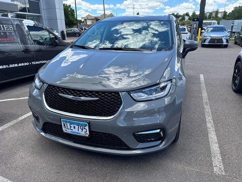 Used 2023 Chrysler Pacifica Touring-L w/ Uconnect Theater Family Group AWD/4WD image 7