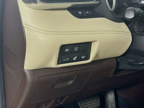 Used 2022 Toyota Highlander Limited FWD image 10