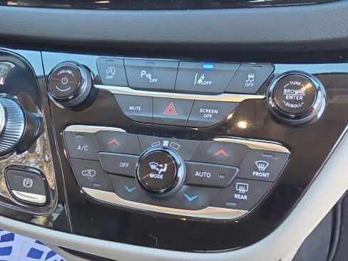 Used 2024 Chrysler Pacifica Touring-L image 5