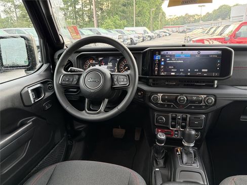 Used 2025 Jeep Wrangler Unlimited Rubicon AWD/4WD image 21