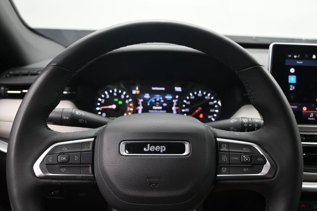 Used 2025 Jeep Compass Limited AWD/4WD image 13