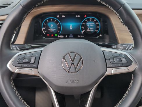 Used 2025 Volkswagen Atlas SE image 17