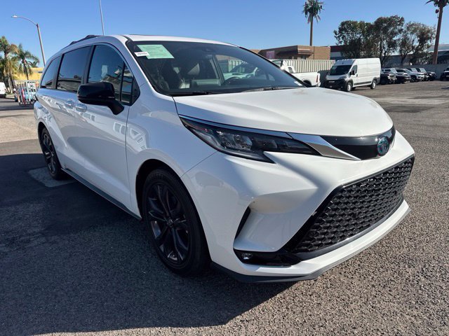 Used 2021 Toyota Sienna XSE w/ XSE Plus Package FWD image 3