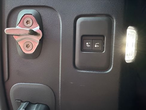 Used 2021 Land Rover Defender 110 X-Dynamic HSE AWD/4WD image 31