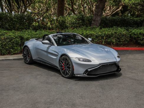 Used 2023 Aston Martin V8 Vantage Roadster RWD image 2
