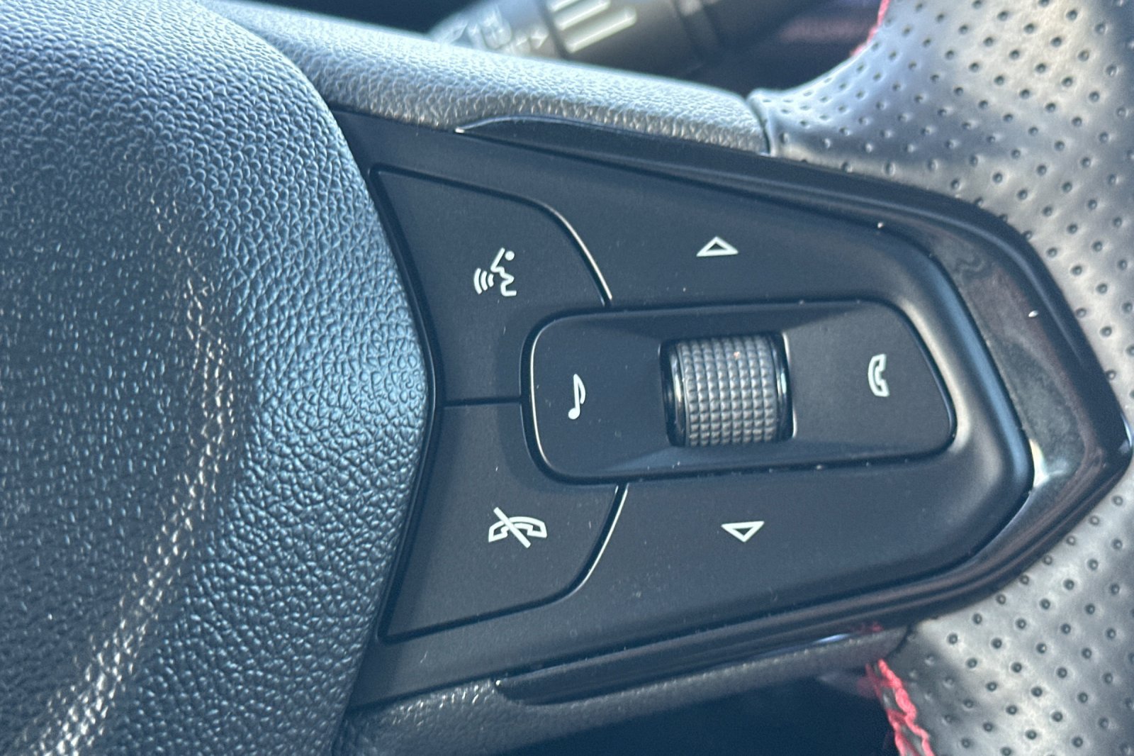 Used 2026 Chevrolet Trax RS w/ Sunroof Package FWD image 36