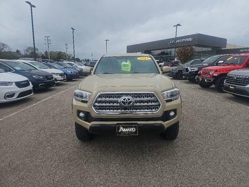 Used 2017 Toyota Tacoma TRD Off-Road w/ Tow Package (A/T) AWD/4WD image 8