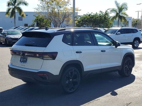 Certified 2025 Volkswagen Taos SE image 3