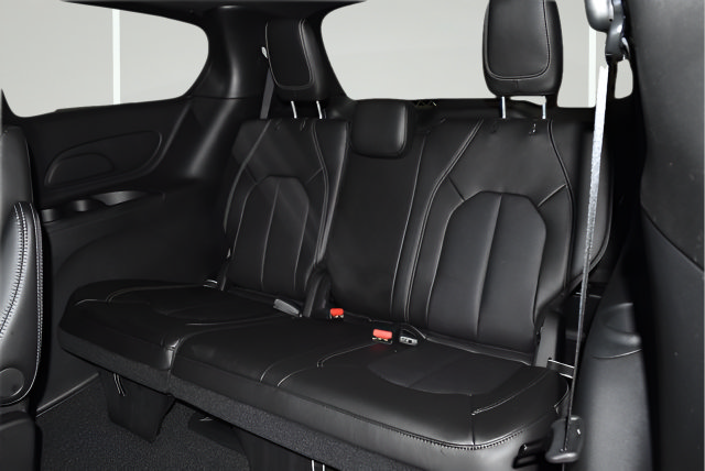 New 2026 Chrysler Pacifica Select AWD/4WD image 32