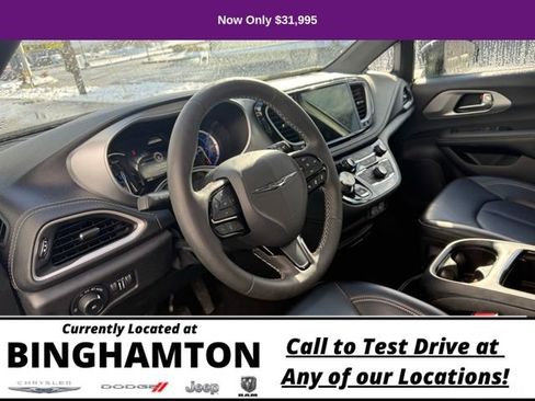 Used 2023 Chrysler Pacifica Touring-L w/ S Appearance Package image 13