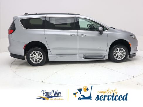 Used 2021 Chrysler Voyager Lxi FWD image 4