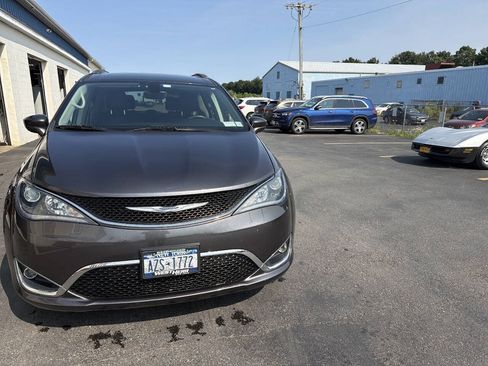 Used 2018 Chrysler Pacifica Touring-L FWD image 2