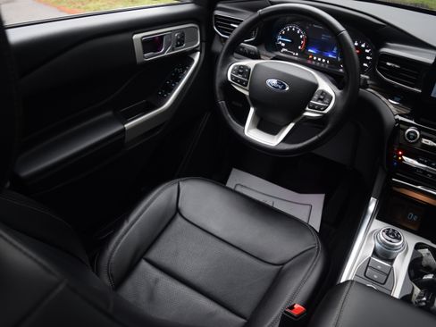 Used 2023 Ford Explorer Limited w/ Equipment Group 301A image 2