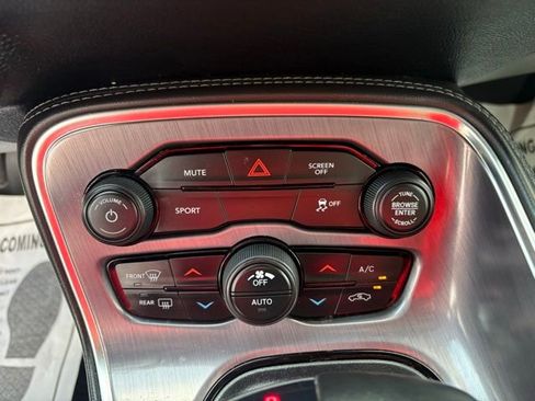 Used 2017 Dodge Challenger SXT image 19