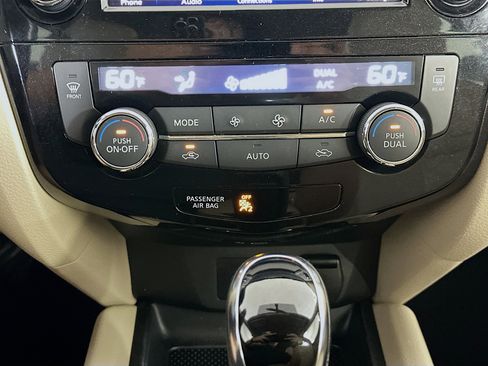 Used 2018 Nissan Rogue SV image 22