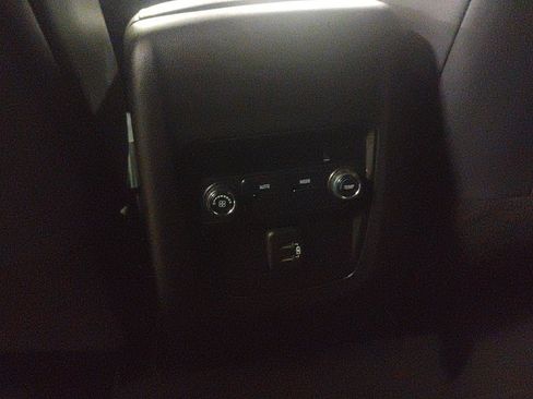 Used 2022 Buick Enclave Essence image 20