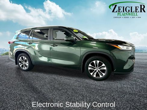 Used 2024 Toyota Highlander XLE AWD/4WD image 7