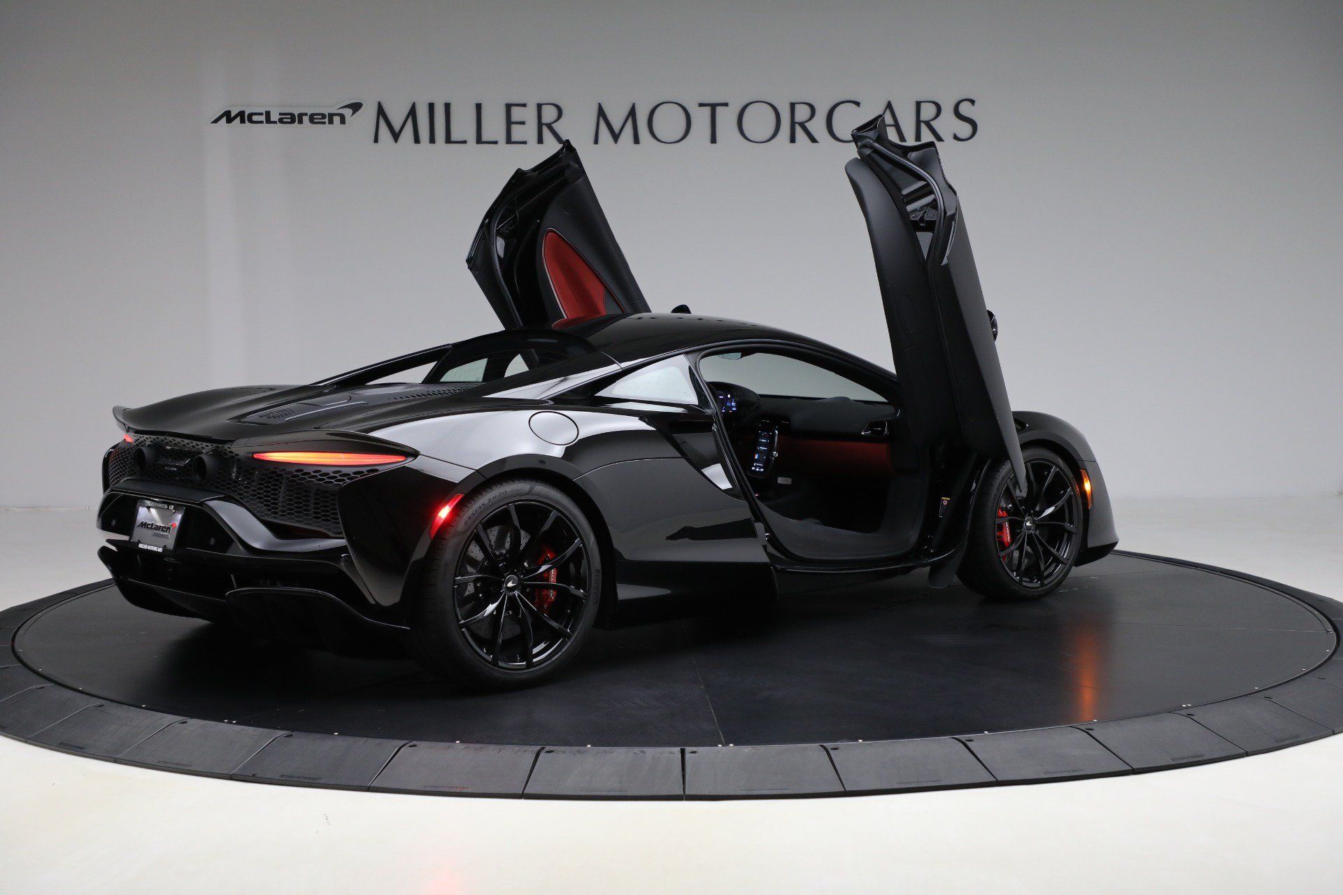 Used 2024 McLaren Artura RWD image 18