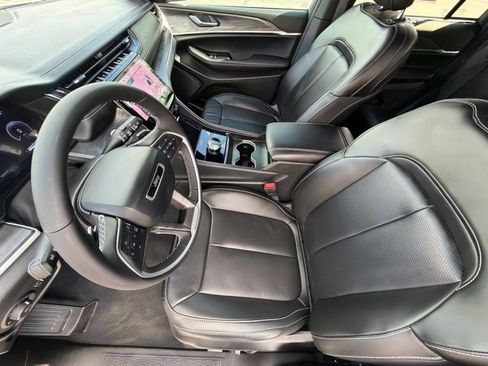 Used 2025 Jeep Grand Cherokee Limited w/ Luxury Tech Group II image 14