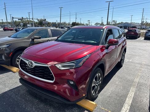 Used 2023 Toyota Highlander XLE image 2