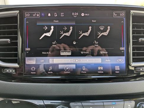 Used 2024 Chrysler Pacifica Touring-L image 3