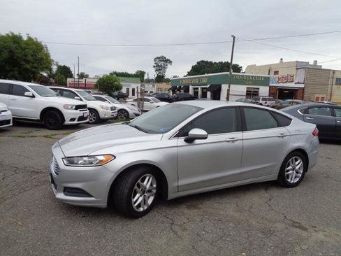 Used 2016 Ford Fusion SE FWD image 2