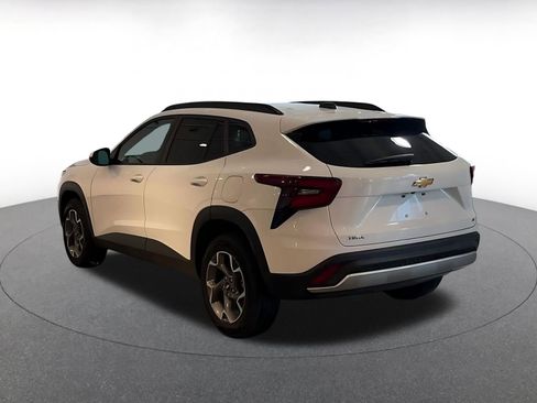 Used 2025 Chevrolet Trax LT w/ LT Convenience Package image 11